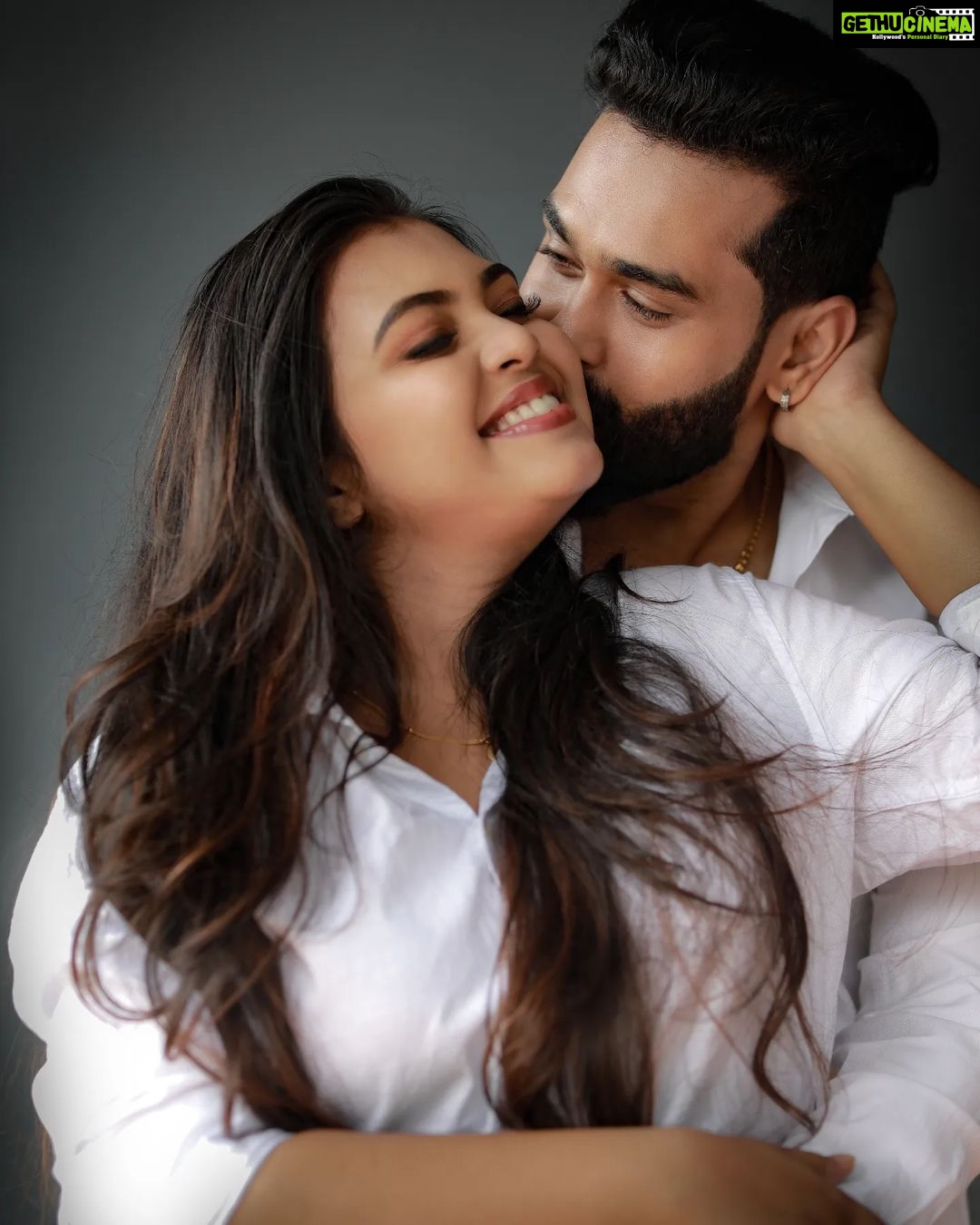 Mridula Vijay Instagram - The best husband ever ❤️ @yuvakrishna_official PC @reshma_photography Mua @pooja_vysh_makeovers