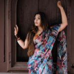 Mridula Vijay Instagram - “Nothing feels as perfect as a saree🌸 . . 📸 @maheshms__ . . Ast @mr_.ma_r_co . . 💄 @pooja_vysh_makeovers . . 🎨 @akhil.k.raviphotography. . . . #kerala #actressgallery #trading #traditionalwear #sareefashion #trendingreels #nalukettu #malayali #mridhulavijai #mridhulavijay #keralasaree #sareelover #keralaactress #keralagram