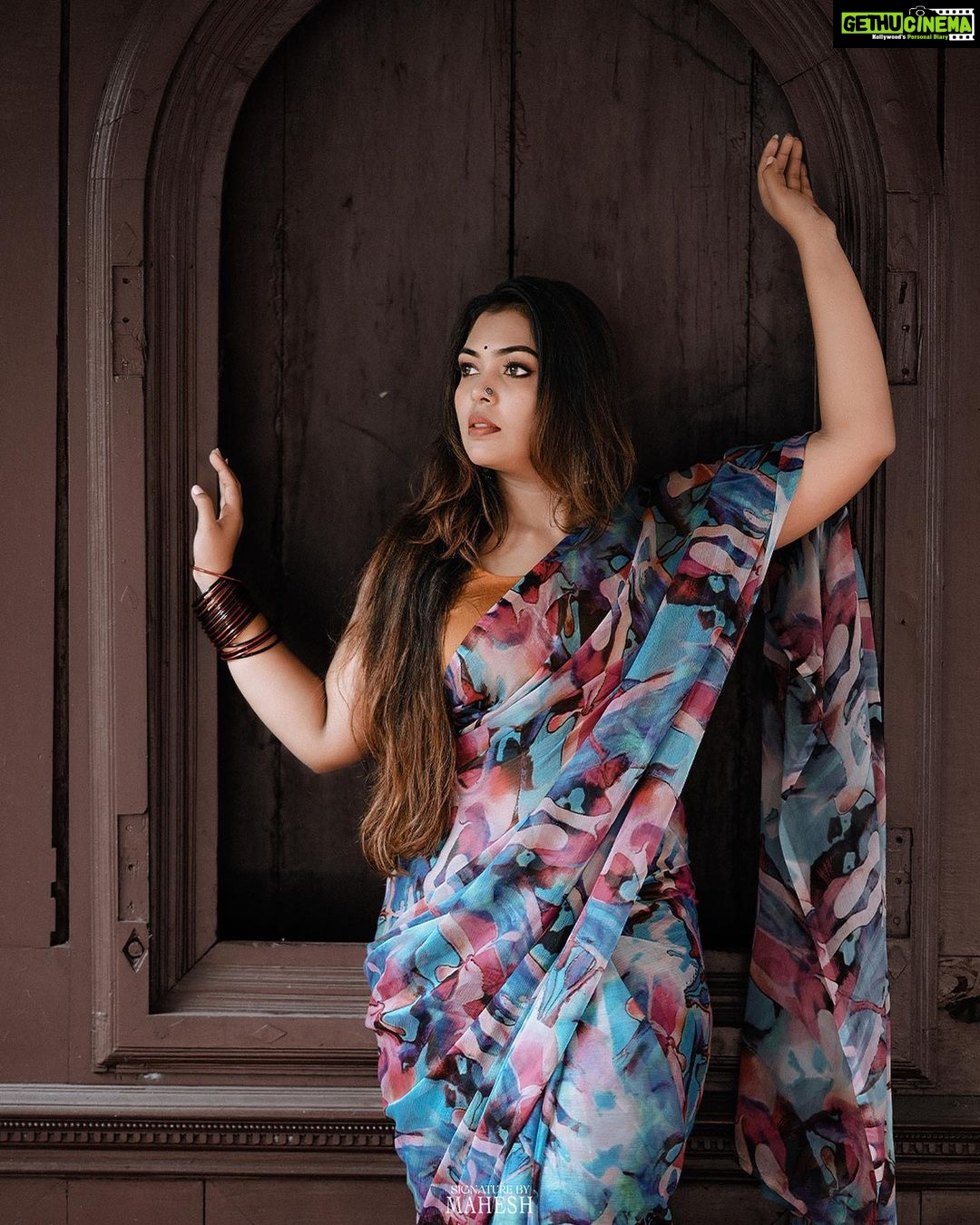 Mridula Vijay Instagram - “Nothing feels as perfect as a saree🌸 . . 📸 @maheshms__ . . Ast @mr_.ma_r_co . . 💄 @pooja_vysh_makeovers . . 🎨 @akhil.k.raviphotography. . . . #kerala #actressgallery #trading #traditionalwear #sareefashion #trendingreels #nalukettu #malayali #mridhulavijai #mridhulavijay #keralasaree #sareelover #keralaactress #keralagram