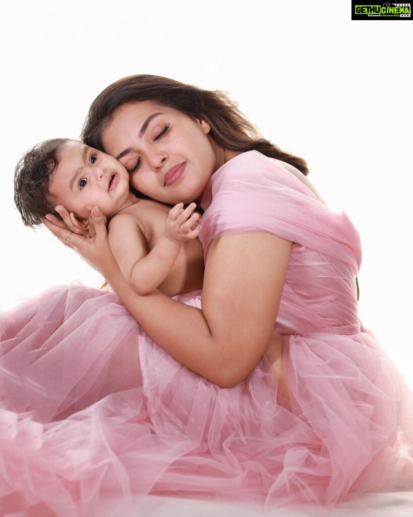 Mridula Vijay Instagram - “Motherhood : All love begins and ends there” Happy Mother Day to all mothers in this world 💕 @yuvakrishna_official @dwanikrishna_official Photography @mommyandmebyreshma Costume @ansisiyad MUA @sivas_makeover_ Supporting @akhilal_akku