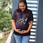 Mridula Vijay Instagram - "KULU KULU .....READY TO POP" Cute Mom to be @mridhulavijai Flaunting with her Baby bum 😍 God bless u dear...😘 Customised T shirt from Rossanns ✨️✨️✨️✨️✨️✨️✨️✨️✨️✨️✨️✨️✨️✨️ Thanks @parvathy_anuz fr the clicks❤️❤️❤️❤️❤️❤️❤️❤️❤️❤️❤️❤️❤️❤️ Fr queries and booking pls leave a comment or watsapp @8606853749!!!