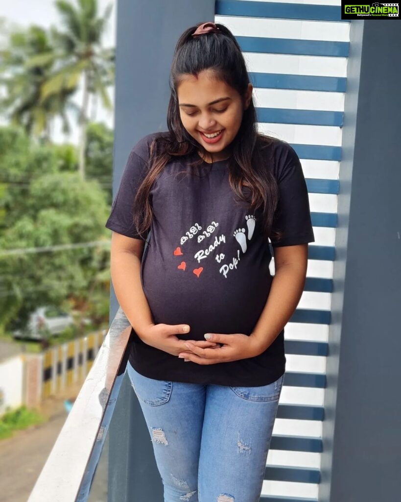 Mridula Vijay Instagram - "KULU KULU .....READY TO POP" Cute Mom to be @mridhulavijai Flaunting with her Baby bum 😍 God bless u dear...😘 Customised T shirt from Rossanns ✨️✨️✨️✨️✨️✨️✨️✨️✨️✨️✨️✨️✨️✨️ Thanks @parvathy_anuz fr the clicks❤️❤️❤️❤️❤️❤️❤️❤️❤️❤️❤️❤️❤️❤️ Fr queries and booking pls leave a comment or watsapp @8606853749!!!
