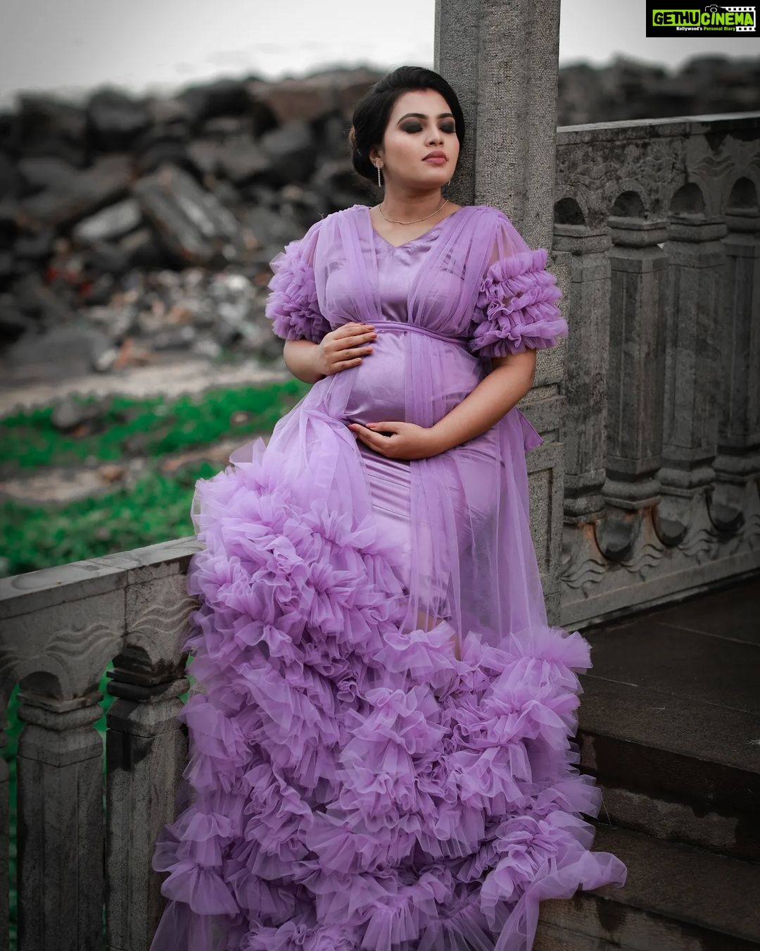 Mridula Vijay Instagram - 💜🤰 Photographer @reshma_photography Costume @ansisiyad Makeup @jijo_jo_the_makeup_artist Assistant @akhilal_akku Video @ajith_krishnan_u
