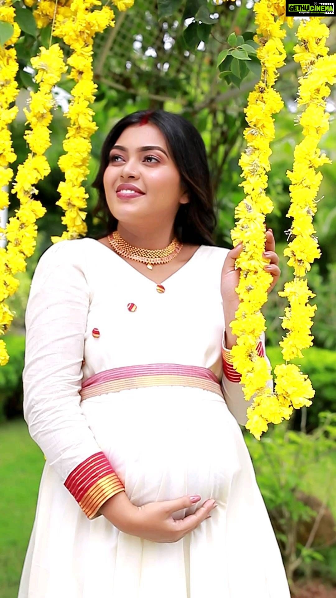 Mridula Vijay Instagram - Happy moments 💓 @yuvakrishna_official Photographer @reshma_photography Costume @ansisiyad Makeup @jijo_jo_the_makeup_artist Assistant @akhilal_akku Video @ajith_krishnan_u