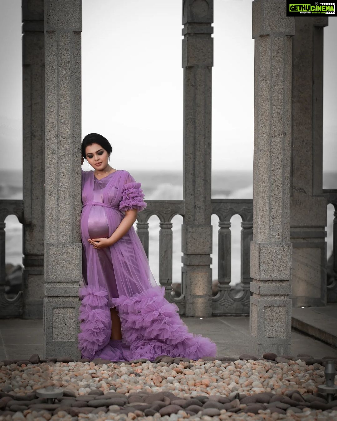 Mridula Vijay Instagram - 💜 🤰 Photographer @reshma_photography Costume @ansisiyad Makeup @jijo_jo_the_makeup_artist Assistant @akhilal_akku Video @ajith_krishnan_u