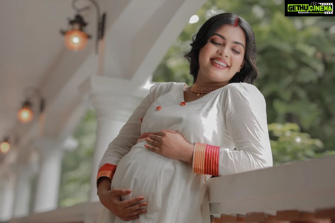 Mridula Vijay Instagram - OUR TINY MIRACLE 🥰 @yuvakrishna_official . Photographer @reshma_photography Costume @ansisiyad Makeup @jijo_jo_the_makeup_artist Assistant @akhilal_akku Video @ajith_krishnan_u