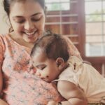 Mridula Vijay Instagram - Yami : eth nte baby annuu 😝😝😝 Me : daivame , purath varumbol ariyam baki 😂😂 PC - yamiyude orginal amma 🤭 @parvathy_anuz . @yamikaarun_official