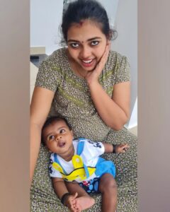 Mridula Vijay Instagram - See how happy she is 😌... I can't take off my eyes from u my yamikutty ❤️ @yamikaarun_official