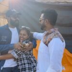 Mridula Vijay Instagram - അങ്ങനെ പെങ്ങളെ അവൾക്കിഷ്ടമുള്ളവനെ ഏൽപ്പിച്ച് അവൻ നടന്നകലുകയാണ് സൂർത്തുക്കളേ .. നടന്നകലുകയാണ് 😎. ഇതിനാണ് പറയുന്നത് , കരിക്കും തിന്നൊണ്ട് നിന്നവൻ പെണ്ണും കൊണ്ട് പോയെന്ന് 😝. With @yuvakrishna_official & @mridhulavijai