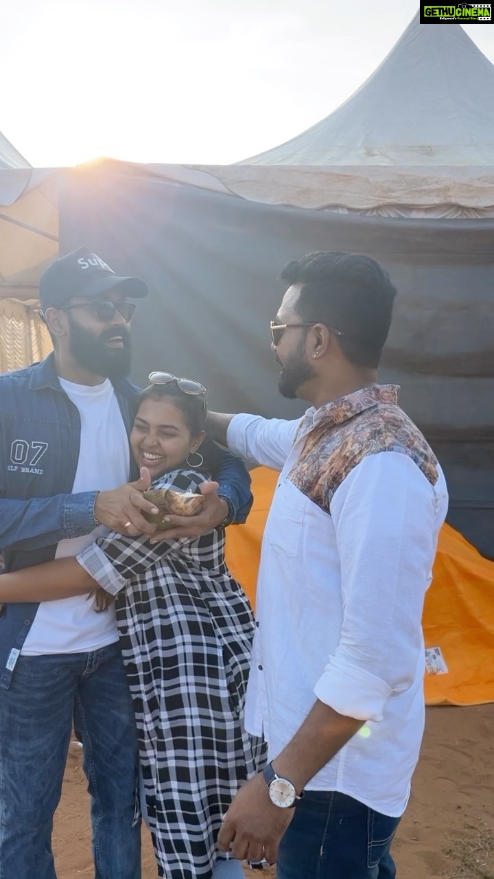 Mridula Vijay Instagram - അങ്ങനെ പെങ്ങളെ അവൾക്കിഷ്ടമുള്ളവനെ ഏൽപ്പിച്ച് അവൻ നടന്നകലുകയാണ് സൂർത്തുക്കളേ .. നടന്നകലുകയാണ് 😎. ഇതിനാണ് പറയുന്നത് , കരിക്കും തിന്നൊണ്ട് നിന്നവൻ പെണ്ണും കൊണ്ട് പോയെന്ന് 😝. With @yuvakrishna_official & @mridhulavijai