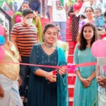 Mridula Vijay Instagram – Really I’m so glad to inaugurate Mommies shop . @mommies_maternity @mommiesmaternitywear 
One of the best shop for new born babies and preggies.
Costume @pradwana