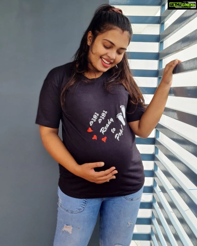 Mridula Vijay Instagram - "KULU KULU .....READY TO POP" Cute Mom to be @mridhulavijai Flaunting with her Baby bum 😍 God bless u dear...😘 Customised T shirt from Rossanns ✨️✨️✨️✨️✨️✨️✨️✨️✨️✨️✨️✨️✨️✨️ Thanks @parvathy_anuz fr the clicks❤️❤️❤️❤️❤️❤️❤️❤️❤️❤️❤️❤️❤️❤️ Fr queries and booking pls leave a comment or watsapp @8606853749!!!