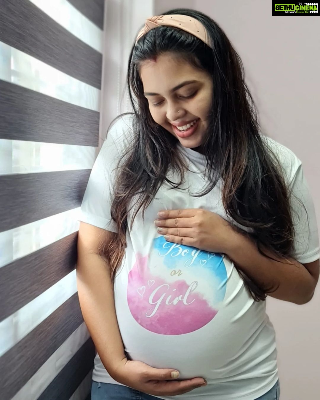 Mridula Vijay Instagram - It's boy or girl 😉? Costume @ross_anns PC @parvathy_anuz
