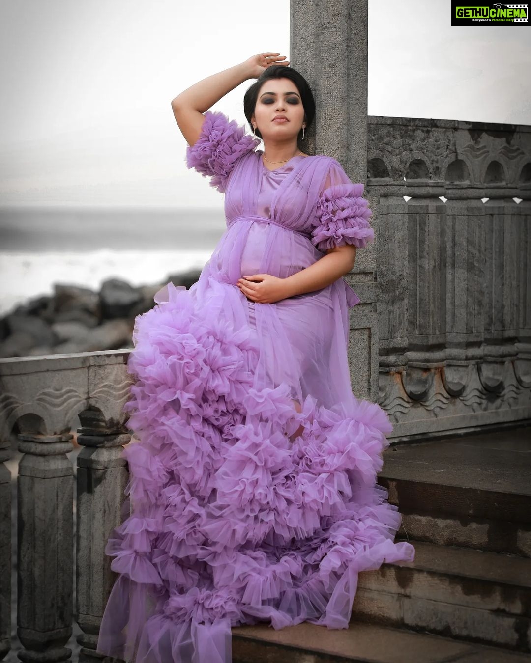 Mridula Vijay Instagram - 💜🤰 Photographer @reshma_photography Costume @ansisiyad Makeup @jijo_jo_the_makeup_artist Assistant @akhilal_akku Video @ajith_krishnan_u