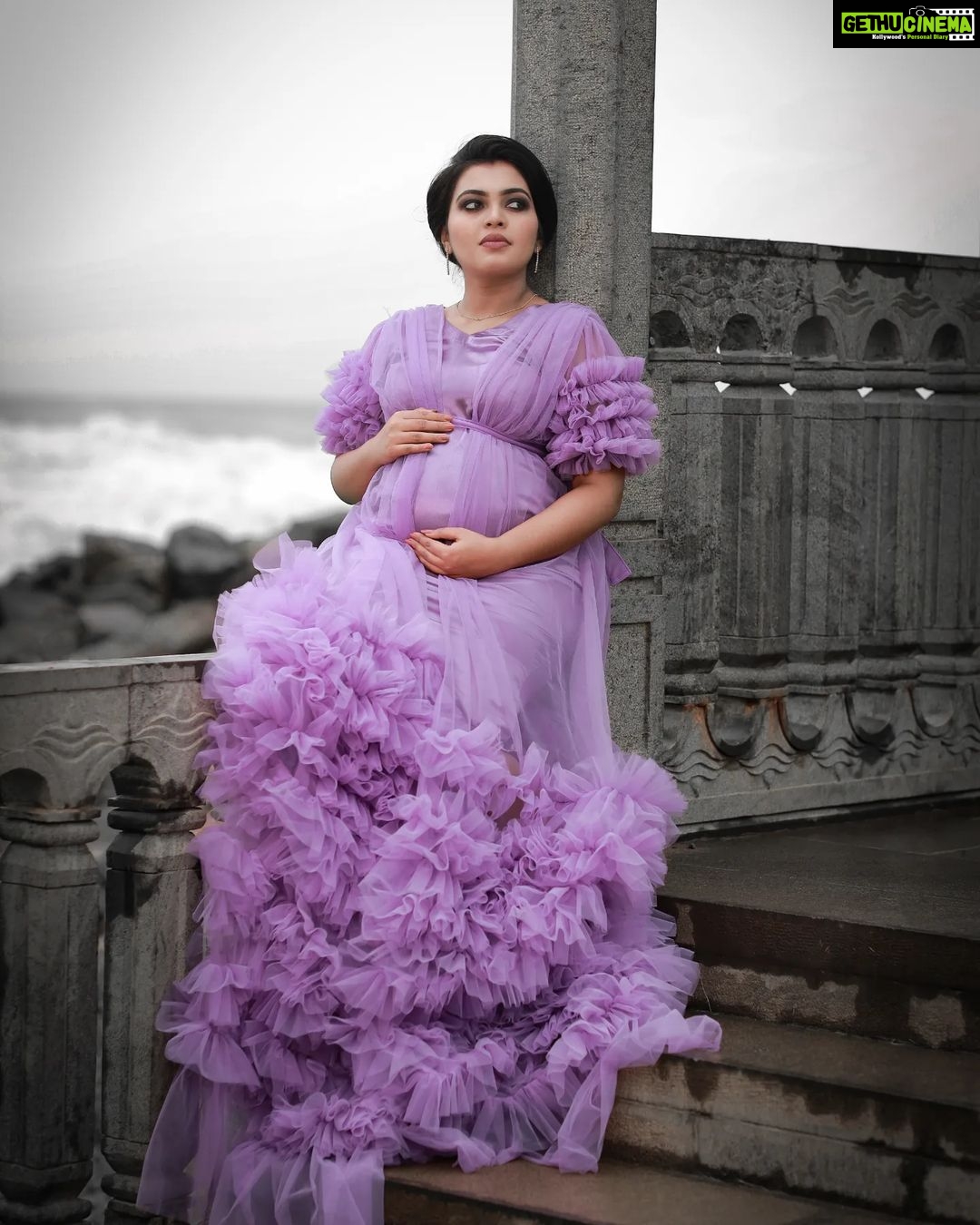 Mridula Vijay Instagram - 💜🤰 Photographer @reshma_photography Costume @ansisiyad Makeup @jijo_jo_the_makeup_artist Assistant @akhilal_akku Video @ajith_krishnan_u