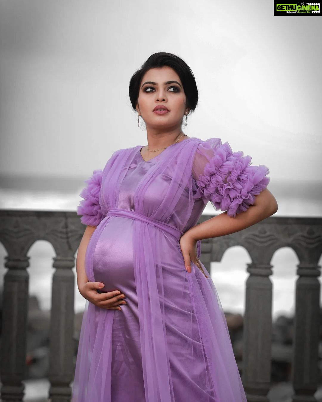 Mridula Vijay Instagram - 💜 🤰 Photographer @reshma_photography Costume @ansisiyad Makeup @jijo_jo_the_makeup_artist Assistant @akhilal_akku Video @ajith_krishnan_u