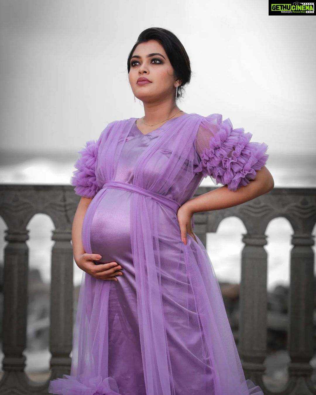 Mridula Vijay Instagram - 💜 🤰 Photographer @reshma_photography Costume @ansisiyad Makeup @jijo_jo_the_makeup_artist Assistant @akhilal_akku Video @ajith_krishnan_u