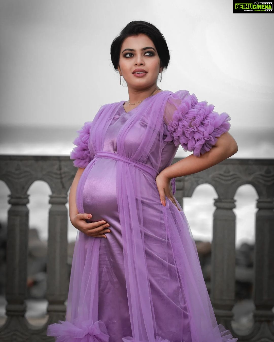Mridula Vijay Instagram - 💜 🤰 Photographer @reshma_photography Costume @ansisiyad Makeup @jijo_jo_the_makeup_artist Assistant @akhilal_akku Video @ajith_krishnan_u