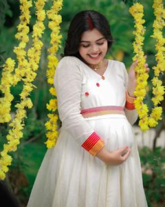 Mridula Vijay Instagram - OUR TINY MIRACLE 🥰 @yuvakrishna_official 
.
Photographer @reshma_photography 
Costume @ansisiyad 
Makeup @jijo_jo_the_makeup_artist 
Assistant @akhilal_akku Video @ajith_krishnan_u