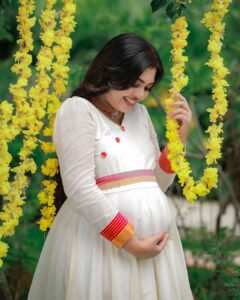 Mridula Vijay Instagram - OUR TINY MIRACLE 🥰 @yuvakrishna_official 
.
Photographer @reshma_photography 
Costume @ansisiyad 
Makeup @jijo_jo_the_makeup_artist 
Assistant @akhilal_akku Video @ajith_krishnan_u