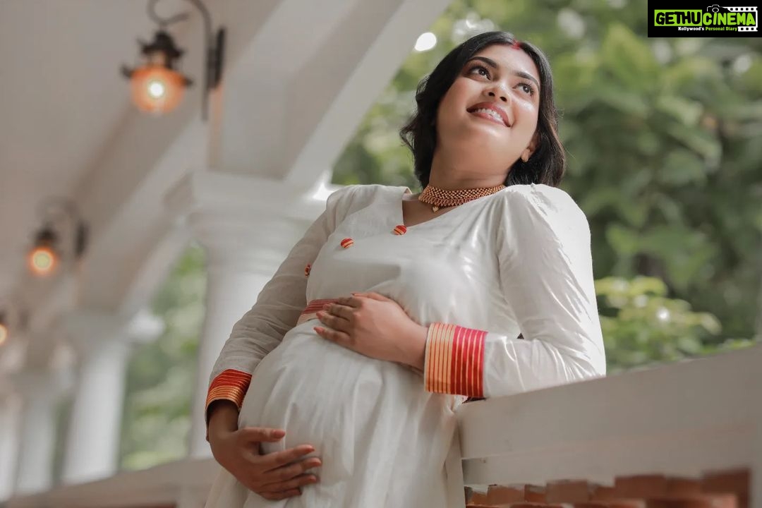 Mridula Vijay Instagram - OUR TINY MIRACLE 🥰 @yuvakrishna_official . Photographer @reshma_photography Costume @ansisiyad Makeup @jijo_jo_the_makeup_artist Assistant @akhilal_akku Video @ajith_krishnan_u