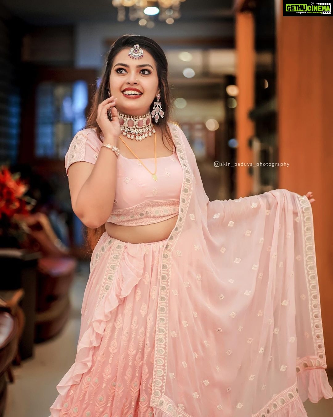 Mridula Vijay Instagram - Smile to the world 😊 Costume @ahamboutique Jwellers @parakkat_jewels Photography @akin_paduva_photography