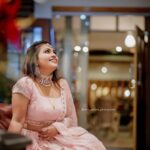 Mridula Vijay Instagram - Let me distract you 😉 Costume @ahamboutique Jwellers @parakkat.jewels Photography @akin_paduva_photography