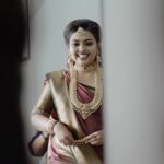 Mridula Vijay Instagram - Get endless elegance via Saree 🥰 Wedding makeover for Rani Raja serial MUA @divyas_makeover_ Saree @label_swasti Blouse designed by @thanzscouture Jwellers @parakkat.jewels Videography @crayonseventplanners_