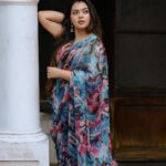 Mridula Vijay Instagram - Be aesthetic with a saree.🌸 . . 📸 @maheshms__ . . Ast @mr_.ma_r_co . . 💄 @pooja_vysh_makeovers . . 🎨 @akhil.k.raviphotography. . . . #kerala #keralatourism #trending #explore #actressgallery #mallugram #cinemagraph #instapost #saree #keralasarees #sareelove #sareelover #traditional #traditionalwear #kuthiramalika #mridhulavijai #photoofthedays