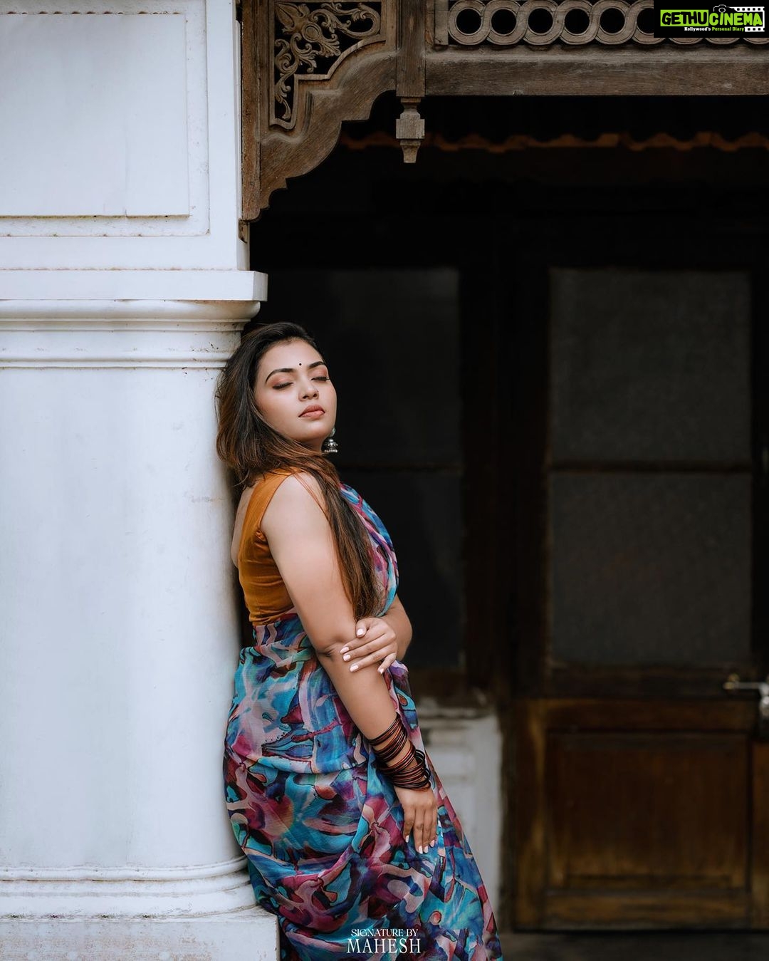 Mridula Vijay Instagram - “Nothing feels as perfect as a saree🌸 . . 📸 @maheshms__ . . Ast @mr_.ma_r_co . . 💄 @pooja_vysh_makeovers . . 🎨 @akhil.k.raviphotography. . . . #kerala #actressgallery #trading #traditionalwear #sareefashion #trendingreels #nalukettu #malayali #mridhulavijai #mridhulavijay #keralasaree #sareelover #keralaactress #keralagram