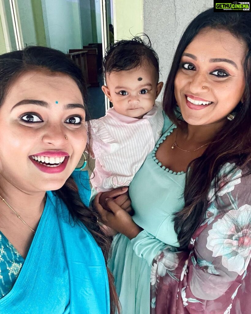 Mridula Vijay Instagram - With darlinggg Dwani baby & Mridhula!! ❤️ @mridhulavijai @dwanikrishna_official Swipe left 👈🏻 #varada #mridhulavijai #dwanikrishna #shootmode #happiness #cute