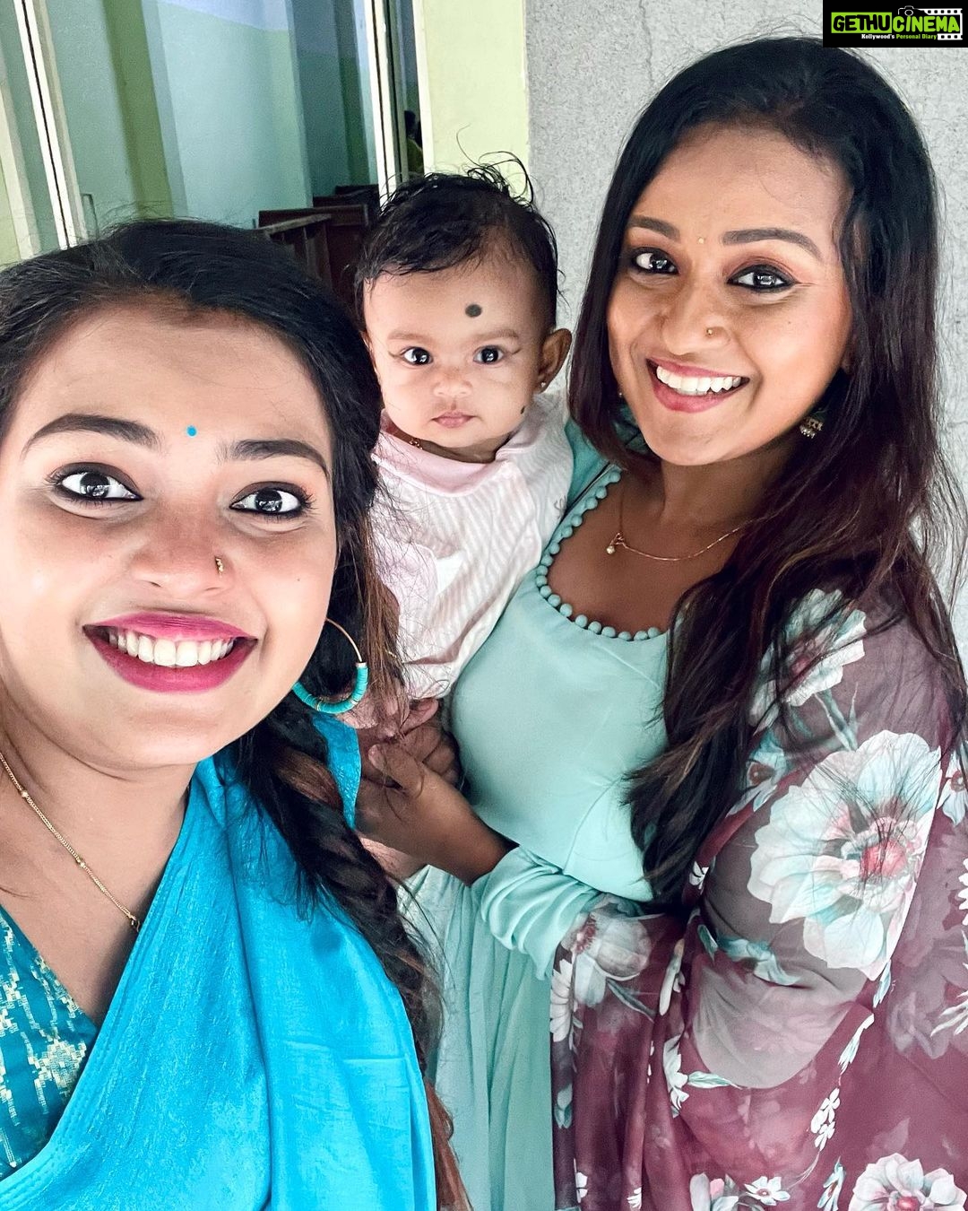 Mridula Vijay Instagram - With darlinggg Dwani baby & Mridhula!! ❤️ @mridhulavijai @dwanikrishna_official Swipe left 👈🏻 #varada #mridhulavijai #dwanikrishna #shootmode #happiness #cute