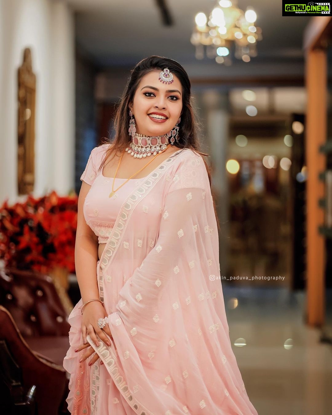 Mridula Vijay Instagram - Smile to the world 😊 Costume @ahamboutique Jwellers @parakkat_jewels Photography @akin_paduva_photography