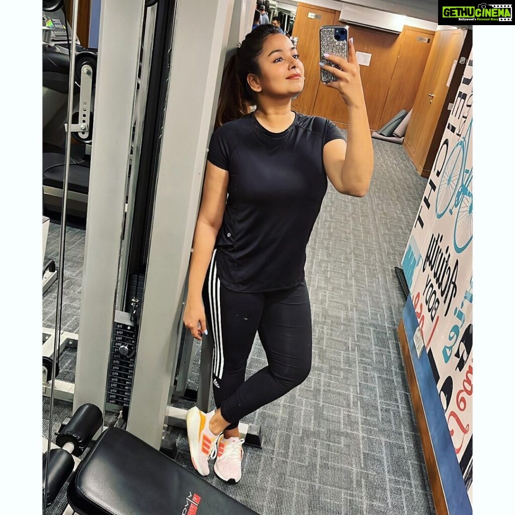 Mrudula Murali Instagram - Flexin' and mirror-izin' at the gym is the kind of workout I give my muscles and my EGO 🤓😉 when @_hab_eeb_ isn’t watching😋