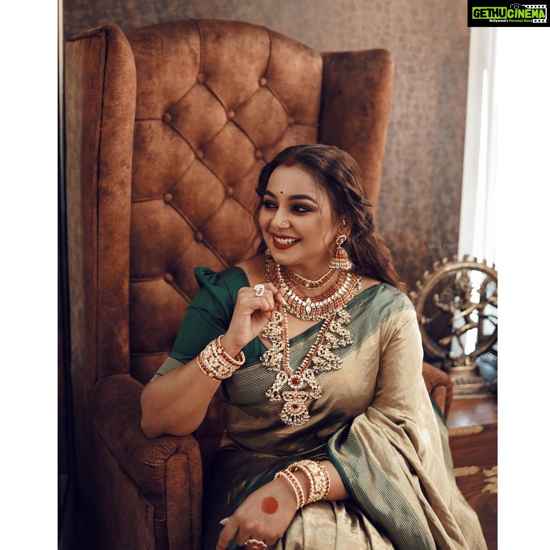Mrudula Murali Instagram - โCoz Why settle for one statement piece when you can have them all? ๐๐ Styled by @marvelrosethomas Shot by @merin__georg Jewellery : @pureallure.in Blouse : @thaiyalpura MUA : @sajithandsujith