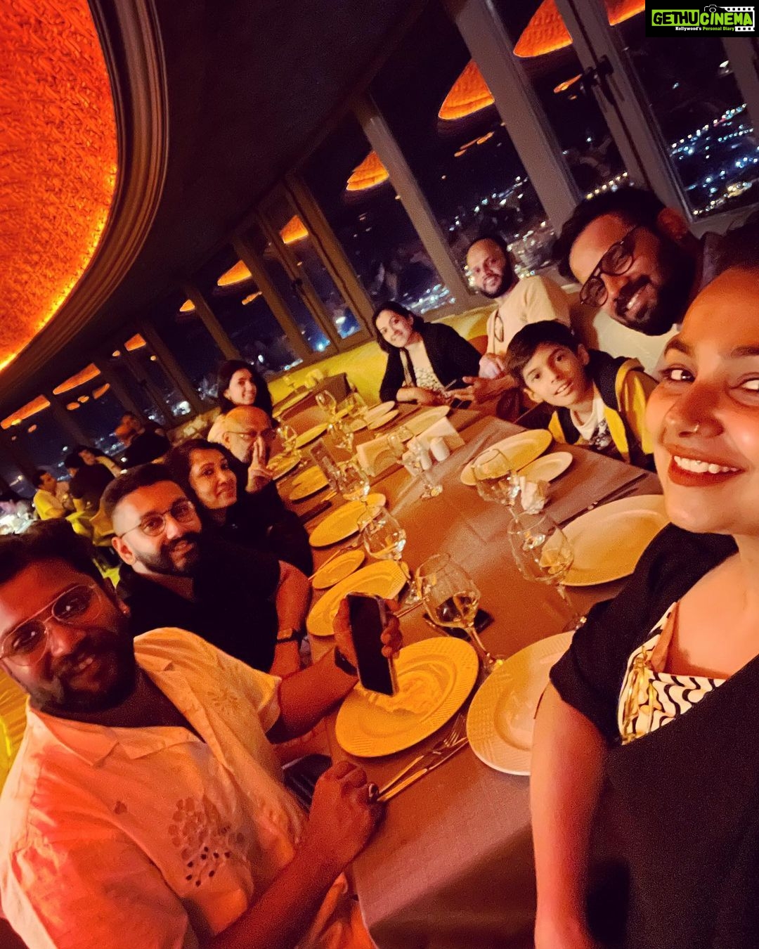 Mrudula Murali Instagram - NOOO WAAYY!!!! My family being next-level cool. They not only put up with my craziness but fully play along like it's their favourite jam! I mean.. they actually hopped on a plane to Az just to make sure the surprise lover in me had the best birthday surprise. #birthdaysurprise #family #familia #birthday Azerbaijan