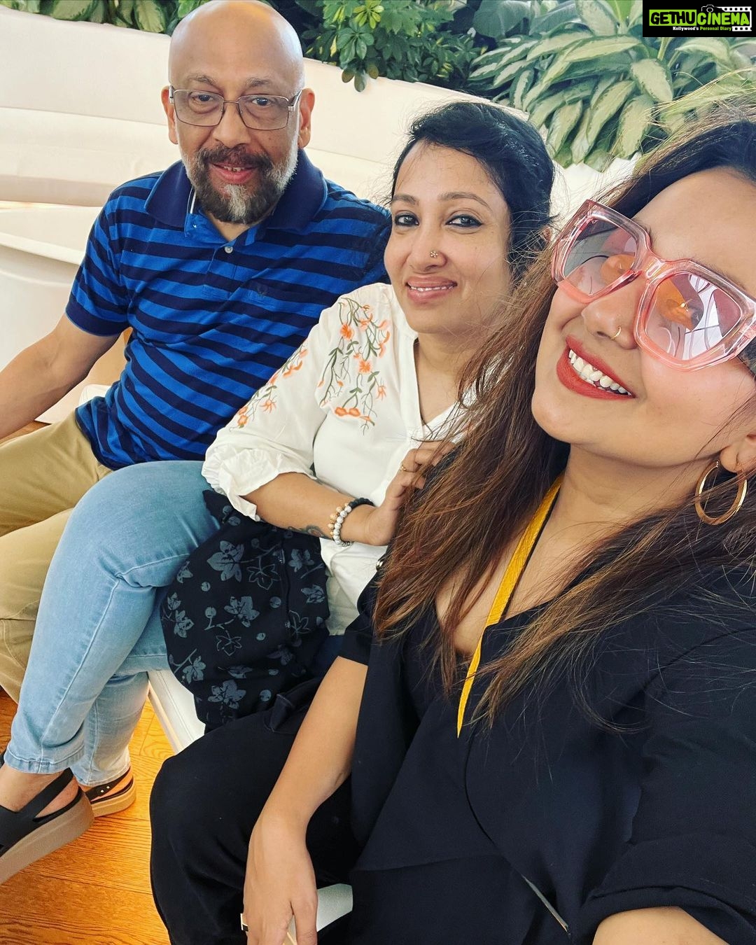 Mrudula Murali Instagram - NOOO WAAYY!!!! My family being next-level cool. They not only put up with my craziness but fully play along like it's their favourite jam! I mean.. they actually hopped on a plane to Az just to make sure the surprise lover in me had the best birthday surprise. #birthdaysurprise #family #familia #birthday Azerbaijan
