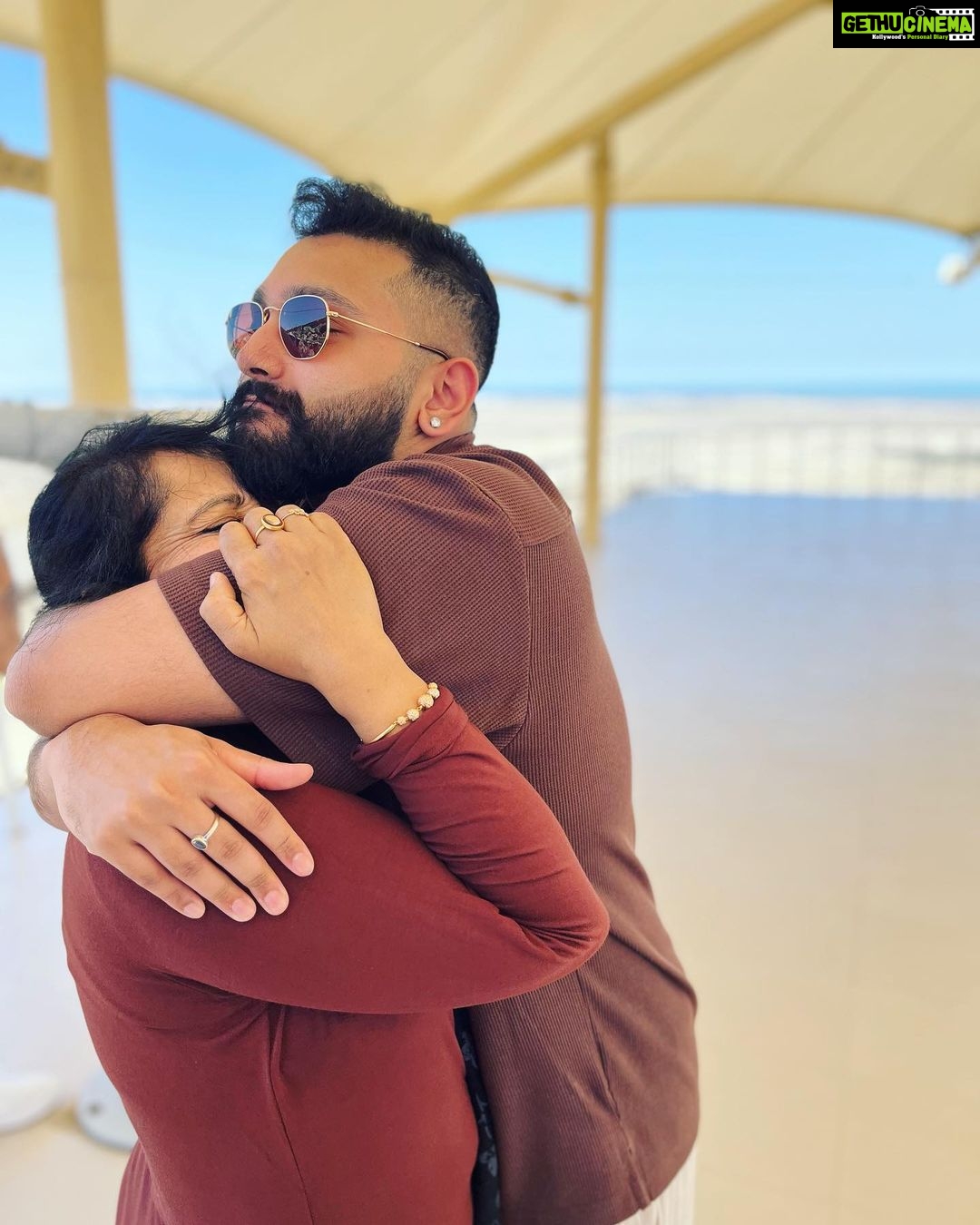 Mrudula Murali Instagram - NOOO WAAYY!!!! My family being next-level cool. They not only put up with my craziness but fully play along like it's their favourite jam! I mean.. they actually hopped on a plane to Az just to make sure the surprise lover in me had the best birthday surprise. #birthdaysurprise #family #familia #birthday Azerbaijan