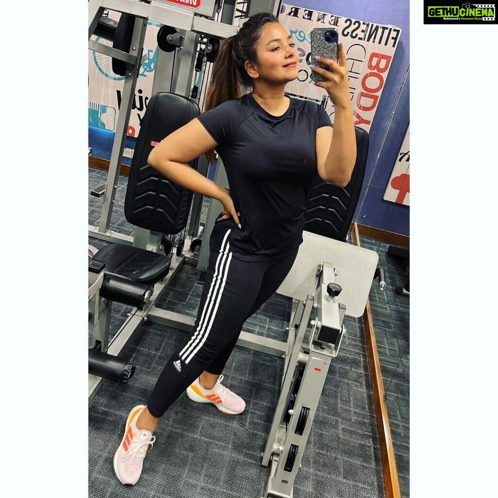 Mrudula Murali Instagram - Flexin' and mirror-izin' at the gym is the kind of workout I give my muscles and my EGO 🤓😉 when @_hab_eeb_ isn’t watching😋