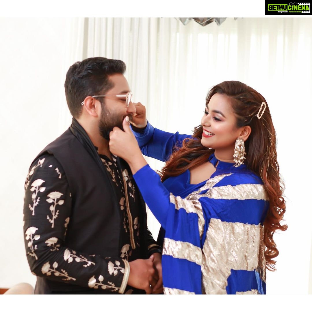 Mrudula Murali Instagram - Couldn’t make it to Masaba’s wedding, so we wore our @houseofmasaba to my brother’s wedding 😉😛 Styled by my dearest @marvelrosethomas Shot by my own @pranavraaaj Blouse : @thaiyalpura MUA : @sajithandsujith