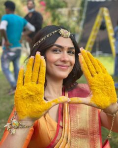 Mrunal Thakur Instagram - No one can whistle a symphony. It takes a whole orchestra to play it! 

Shooting for @taneira_sarees was like a dream come true! 

You guys making me miss you all so bad like soooooo bad! 

 Shoutout to all my lovely  Co actors, direction team … Team Taneira you guys are ❤️

#goadiaries #goa #sunday #throwback #ilovemyjob