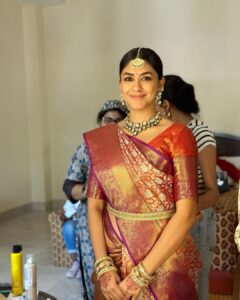 Mrunal Thakur Instagram - No one can whistle a symphony. It takes a whole orchestra to play it! 

Shooting for @taneira_sarees was like a dream come true! 

You guys making me miss you all so bad like soooooo bad! 

 Shoutout to all my lovely  Co actors, direction team … Team Taneira you guys are ❤️

#goadiaries #goa #sunday #throwback #ilovemyjob