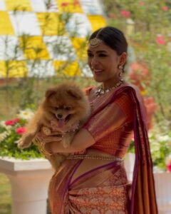 Mrunal Thakur Instagram - No one can whistle a symphony. It takes a whole orchestra to play it! 

Shooting for @taneira_sarees was like a dream come true! 

You guys making me miss you all so bad like soooooo bad! 

 Shoutout to all my lovely  Co actors, direction team … Team Taneira you guys are ❤️

#goadiaries #goa #sunday #throwback #ilovemyjob