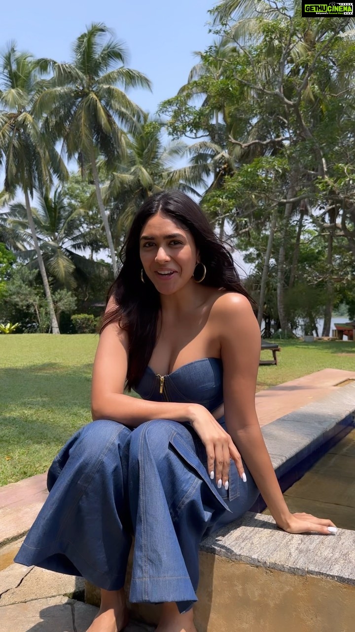 Mrunal Thakur Instagram - Meri problem toh Rana Sort Kiya, ab aur kya kya sort karega Rana? To find out, go watch Rana Naidu, now streaming only on Netflix! And if you want to be featured on Netflix India stories, come up with your most interesting problems that Rana can help #ranasortkiya #rananaidu @netflix_in