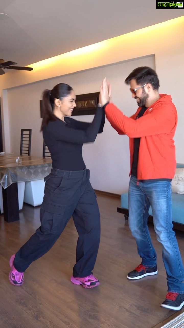 Mrunal Thakur Instagram - Jab ho Khiladi aur Kudiyee with good vibes ka sath β¨β¨ Toh Muh se seetiyaan aur haanth se taaliyaan apne aap bajati hai πΊπ»ππΌ Grooving to #MainKhiladi with @mrunalthakur π«