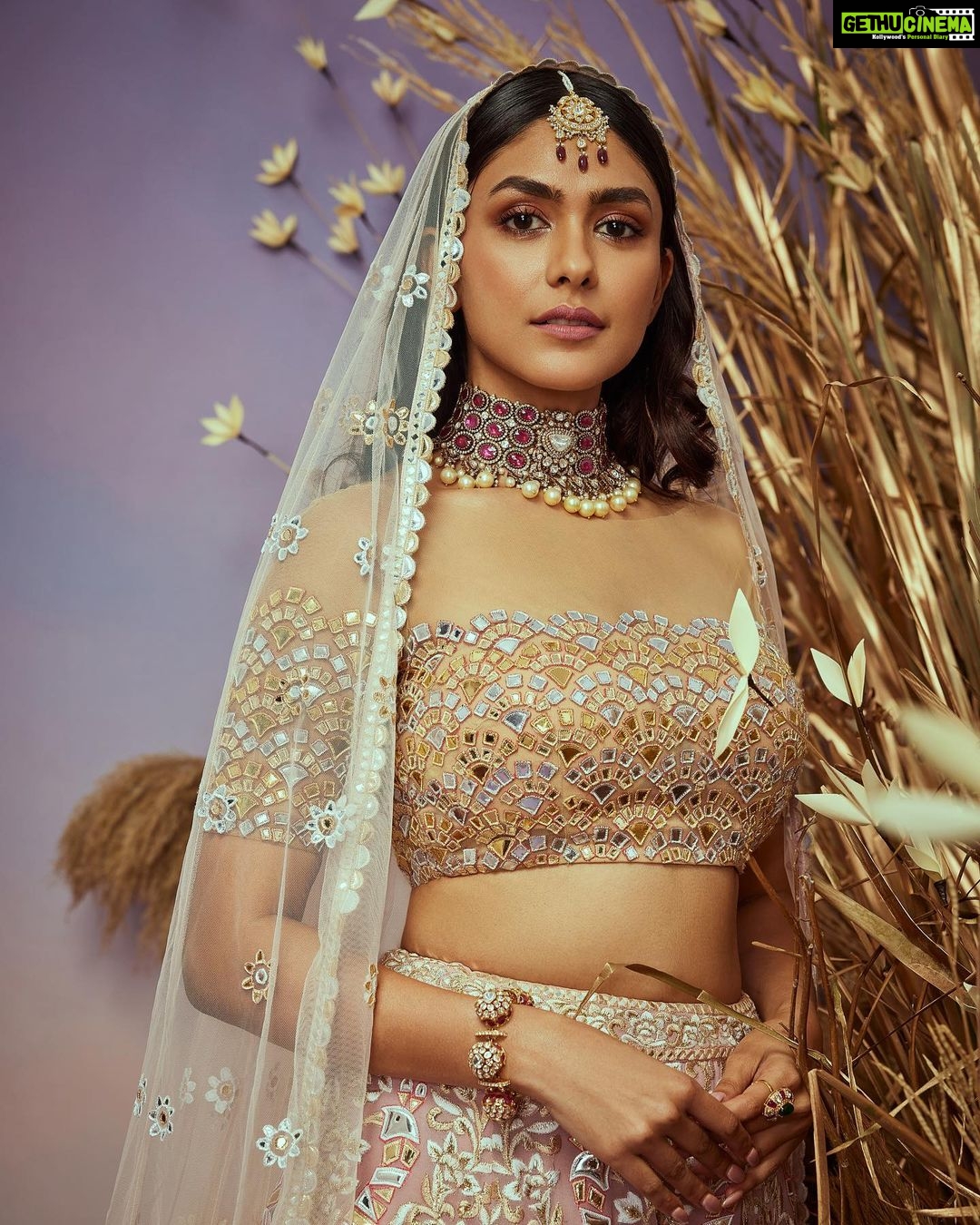 Mrunal Thakur Instagram - 💕💕💕 @asalabusandeep @abujanisandeepkhosla @cpaaindia Styled: @who_wore_what_when Jewellery: @narayanjewels Make up: Lochan Thakur @missblender Assisted by: Shilpa Bichukale @shilpa__bichukale Hair: Deepali Deokar @deepalid10 Assisted by: Karan Koli @karan_nkoli Shot by: @chandrahas_prabhu