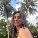 Mrunal Thakur Instagram - B E A C H🏝️ H A I R ☀️ D O N T 🌊 C A R E 🐚 #obsessed #beach #travel #ilovesandinmyhair