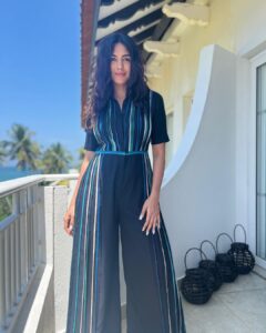 Mrunal Thakur Instagram - Beautiful perfect sunny day 🐚🌴🌊

Outfit - @bodicebodice
Earrings - @timelessjewelsby_s
@vblitzcommunications
Footwear - @paioshoes
Styled by - @sheefajgilani
Assisted by - @astha_kothari @karenavinaik 
Hair by @deepalid10