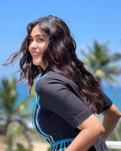 Mrunal Thakur Instagram - Beautiful perfect sunny day 🐚🌴🌊

Outfit - @bodicebodice
Earrings - @timelessjewelsby_s
@vblitzcommunications
Footwear - @paioshoes
Styled by - @sheefajgilani
Assisted by - @astha_kothari @karenavinaik 
Hair by @deepalid10