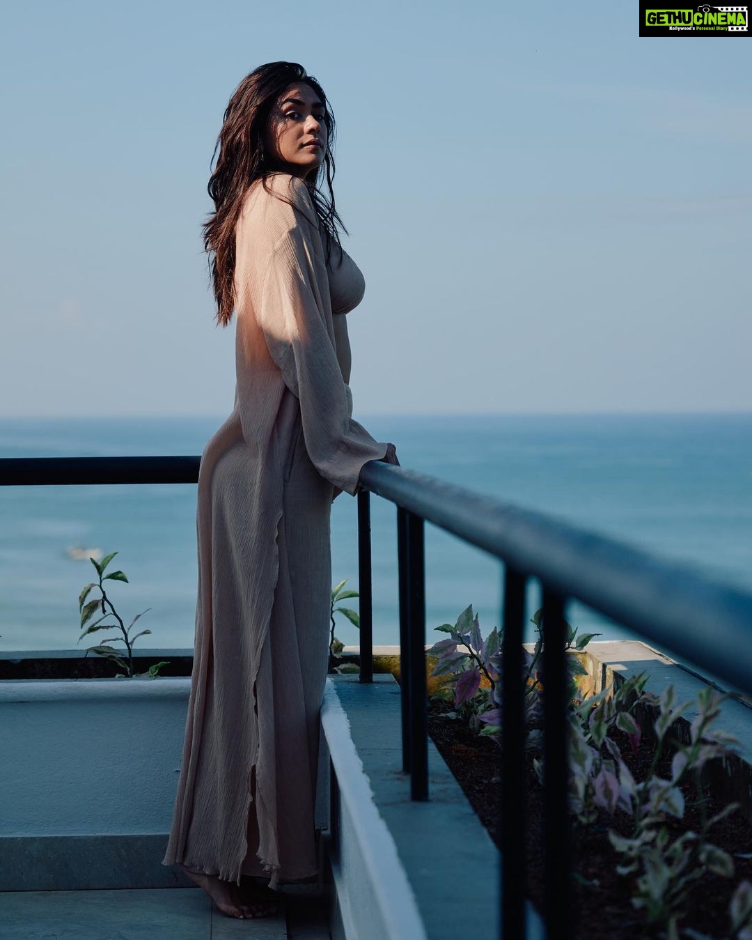 Mrunal Thakur - 2 Million Likes - You can find me in paradise 🌊🏝️🐚
Outfit - @since1988.in
Earrings - @timelessjewelsby_s
@vblitzcommunications
Styled by - @sheefajgilani
Assisted by - @astha_kothari @karenavinaik